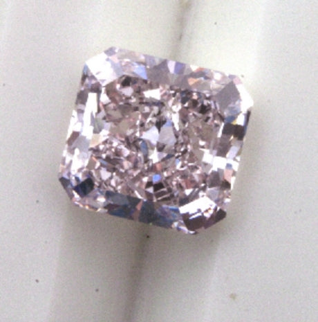 Beautiful purple pink diamond, weighing 2,48ct