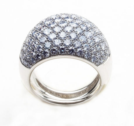 White golden ring, set with blue diamonds