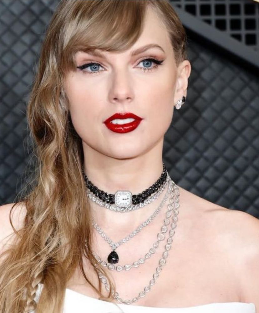 Taylor Swift wearing Black diamonds at the Grammys