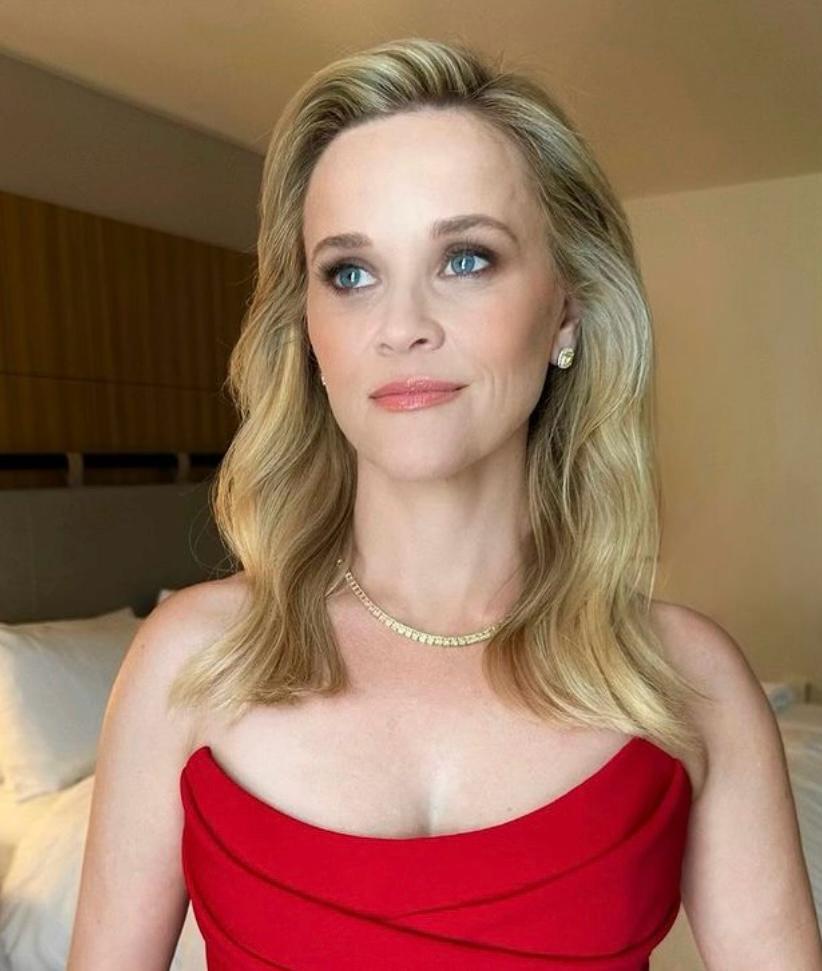 Reese Witherspoon wearing Fancy Yellow diamonds at the SAG Award